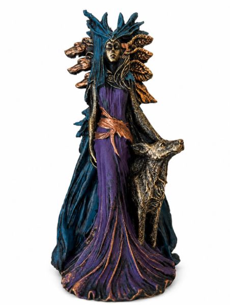 Estatueta de bruxa de manto roxo com lobo
