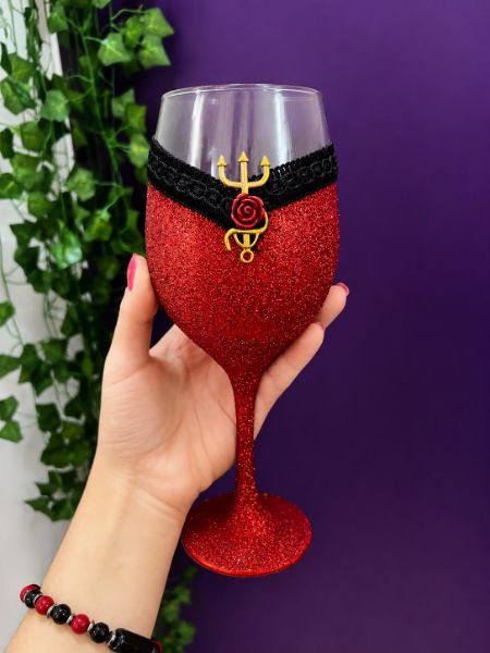 Taça vermelha com brilho e tridente